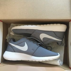 New in box W Roshe One Nike 7.5